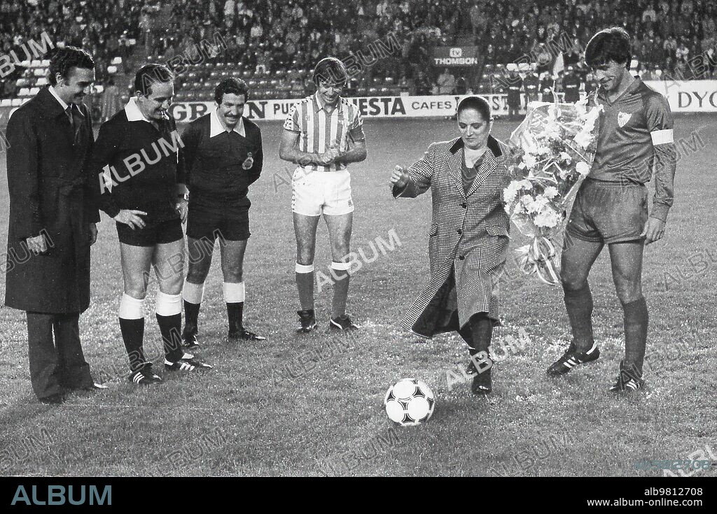 8 noviembre 1983. Juanita Reina Haze el saque de honor en el Derby Betis - Sevilla.