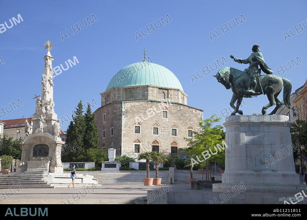 Mosque Church, Trinity Column and statue of Janos Hunyadi, Pecs, Southern Transdanubia, Hungary, Europe.