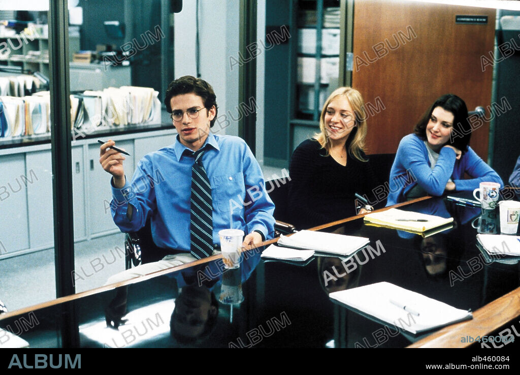 CHLOE SEVIGNY, HAYDEN CHRISTENSEN and MELANIE LYNSKEY in SHATTERED GLASS, 2003, directed by BILLY RAY. Copyright LIONS GATE FILMS / WENK, JONATHAN.