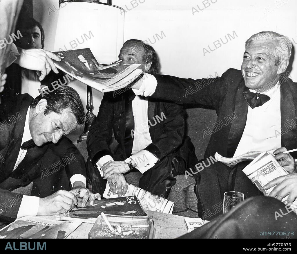 Madrid. 06/18/1980. Dinner at the ABC house in honor of the Mariano de Cavia, Luca de Tena, Mingote, and ABC de Sevilla awards, 1979. In the image Adoflo Suárez signs copies of ABC.