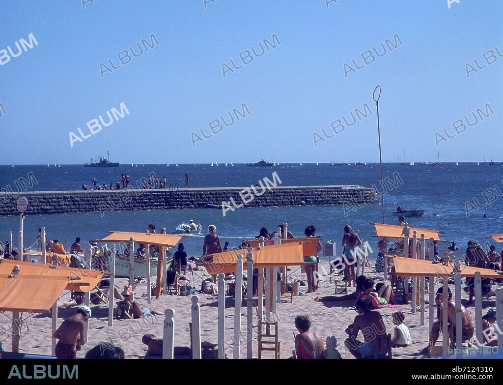 SOMBRAS EN LA PLAYA DE TAMARIZ DE ESTORIL AÑOS 60 SIGLO XX.
