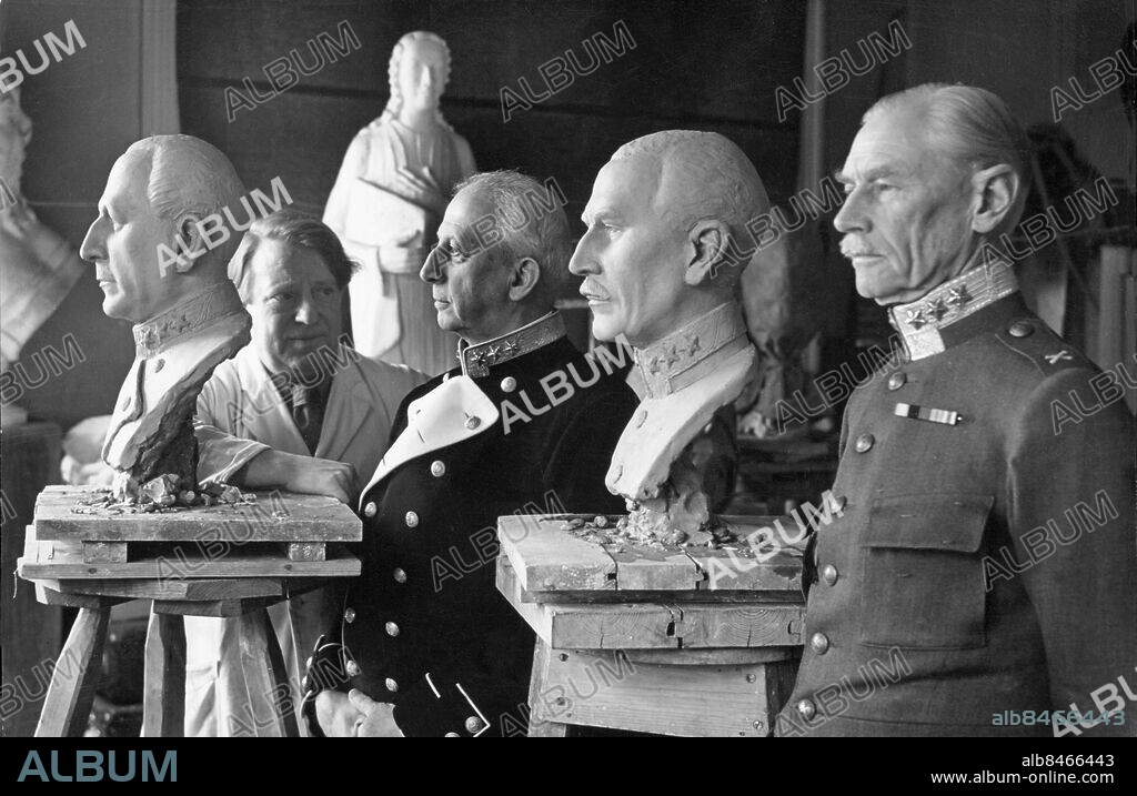 Orig. bildtext... ENTENTE CORDIALE Amiralen Otto Lübeck och general Oscar Nygren ha suttit modell för skulptör Oskar Johannessen. Bilden visar skulpturerna, skulptören och modellerna fotograferade i konstnärens ateljé. 5/3 1941 Anm. O Johannesson, 1883-1963, svensk skulptör. O Lybeck, 1871-1947, svensk amiral 1936, försvarsminister juni-oktober 1921. Ansikten Byster Kvartett Militärer Mustascher Profiler Skulptörer Trio CD530 persons: OSCAR JOHANNESSON;OTTO LYBECK;OSCAR NYGREN sites: STOCKHOLM;SVERIGE.