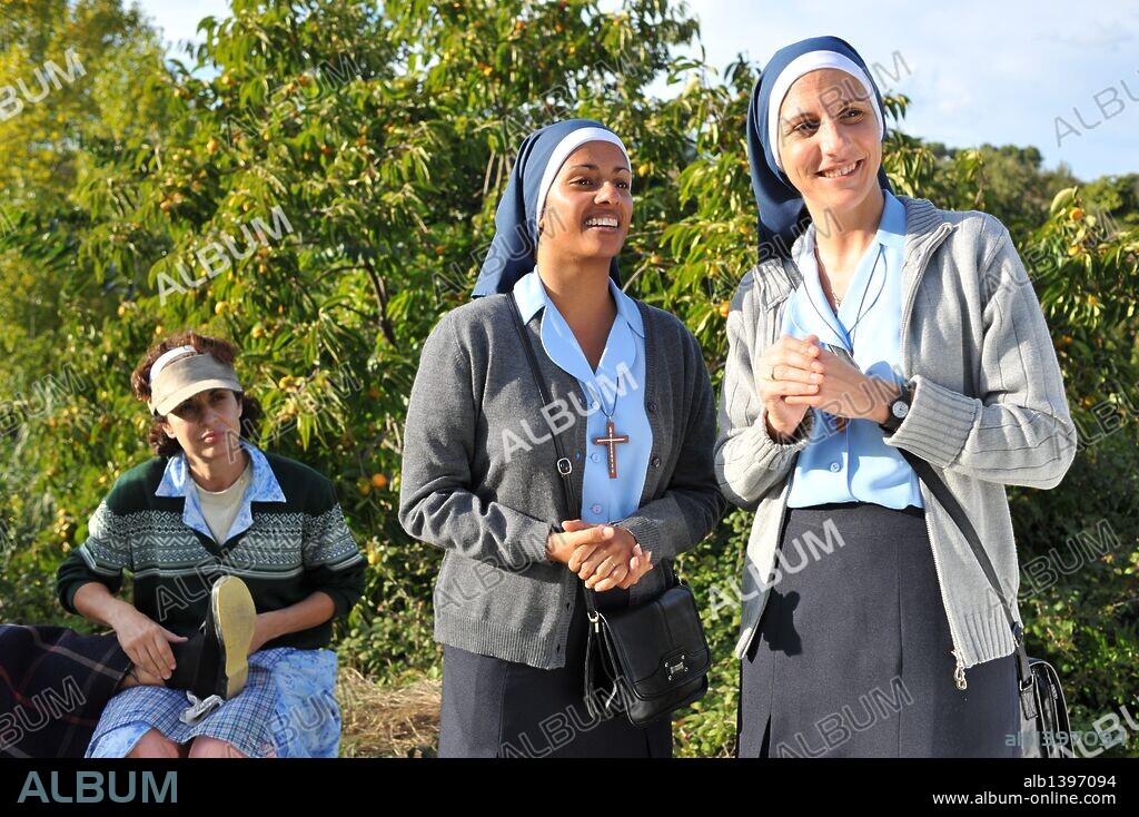 ADRIANA OZORES y MALENA ALTERIO en NACIDAS PARA SUFRIR, 2009, dirigida por MIGUEL ALBALADEJO. Copyright TORNASOL FILMS.