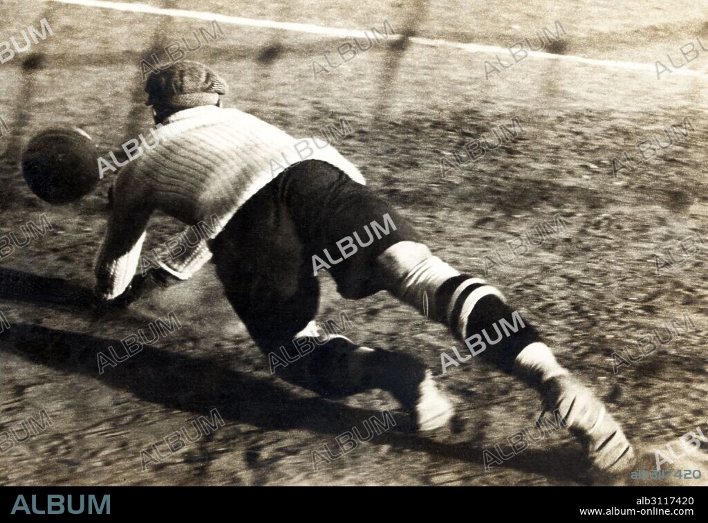 Ricardo Zamora Martínez (1901-1978), futbolista catalán. Fotografía de 1925.