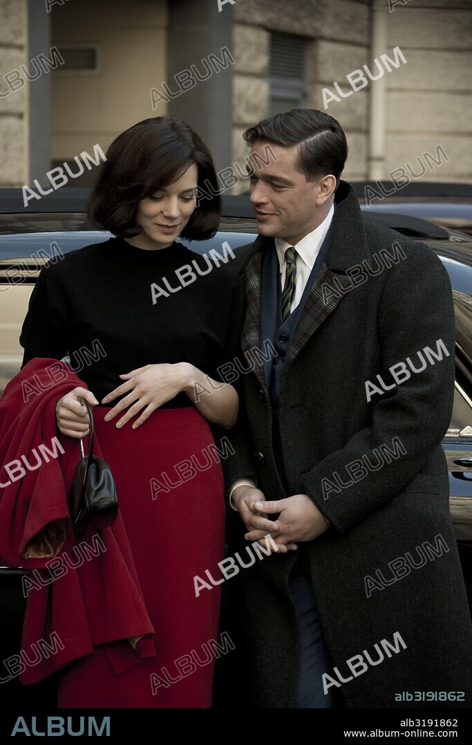 LILITH STANGENBERG und RONALD ZEHRFELD in DER STAAT GEGEN FRITZ BAUER, 2015, unter der Regie von LARS KRAUME. Copyright ZERO ONE FILM/TERZ FILM/WDR/HR/ARTE.