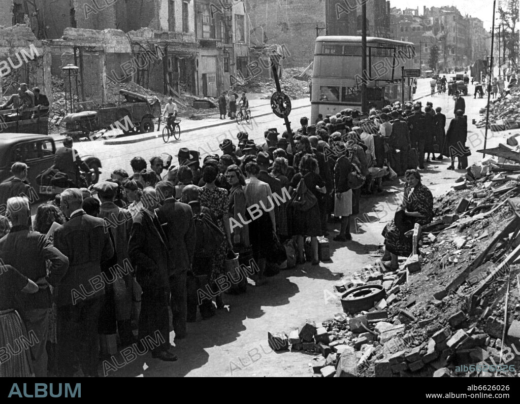 Waiting line at a bus station in destroyed Berlin after the Second World War. +++(c) dpa - Report+++.