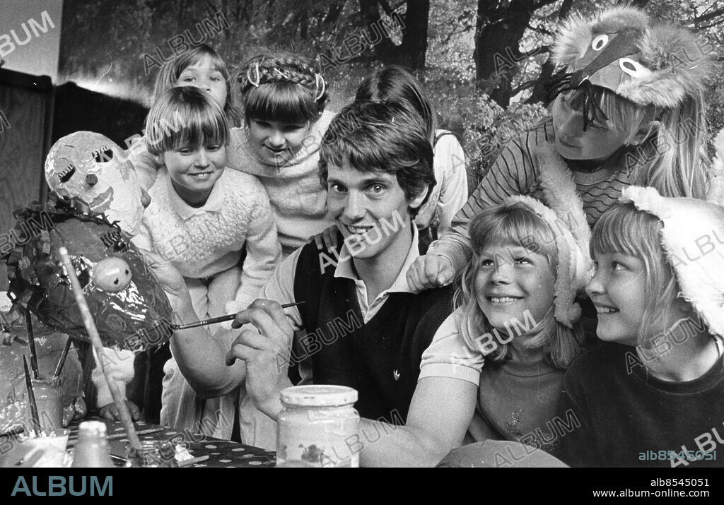 Göteborg 1982-05-07. Thomas Wernerson - IFK Göteborgs målvakt - jobbar som fritidsledare vid en skola. Här trivs han - omgiven av massor med barn.. Foto: Lasse Jansson / Expressen / TT / Kod: 22. ** AFTONBLADET OUT **.