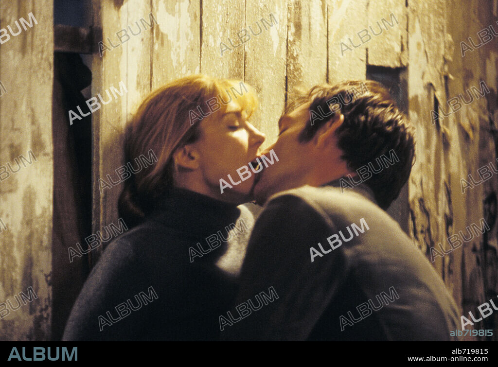 MARTON CSOKAS y NATASHA RICHARDSON en ASYLUM, 2005, dirigida por DAVID MACKENZIE. Copyright PARAMOUNT CLASSICS / HOGAN, PAUL.