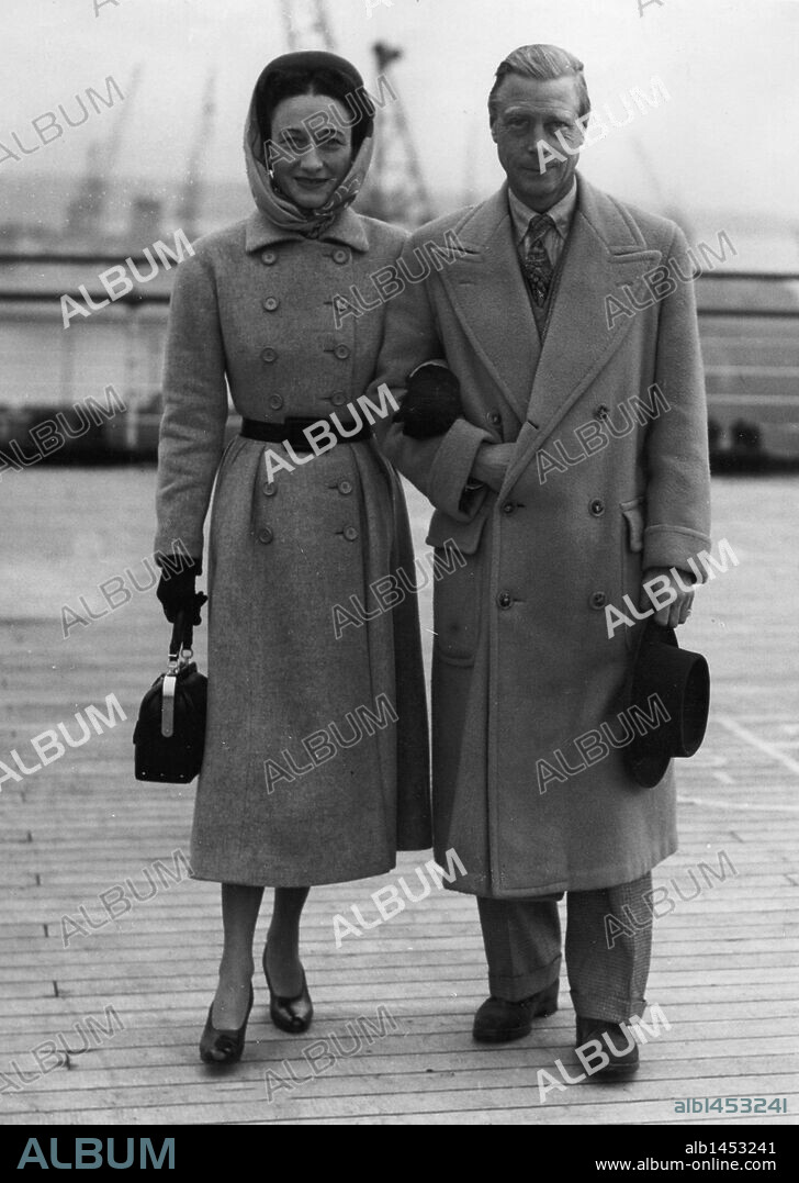 WALLIS SIMPSON et EDWARD WINDSOR. Nov 05, 1947; Southampton, UK; Duke of Windsor (formerly EDWARD VIII) and his wife Dutchess of Windsor (WALLIS SIMPSON) in Southampton. Edward VIII had met and fallen in love with a married American woman, Mrs Wallis Simpson. Concern about Edward's private life grew in the Cabinet, opposition parties and the Dominions, when Mrs Simpson obtained a divorce in 1936 and it was clear that Edward was determined to marry her. Eventually Edward realised he had to choose between the Crown and Mrs Simpson who, as a twice-divorced woman, would not have been acceptable as Queen. In 1937, Edward was created Duke of Windsor and married Wallis Simpson in a ceremony in France. Edward VIII is the only British monarch to have voluntarily relinquished the throne. (Credit Image: Â© KEYSTONE Pictures USA/ZUMAPRESS.com). 05/11/1947