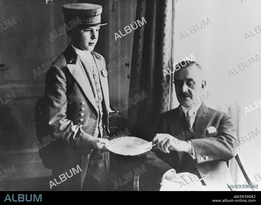 Mann, Thomas; Schriftsteller (1929 Nobelpreis für Literatur); 1875-1955. Berlin, Dezember 1929; Auf der Durchreise zur Verleihung des Nobelpreises für Literatur in Stockholm: Thomas Mann im Hotel Adlon. Foto.