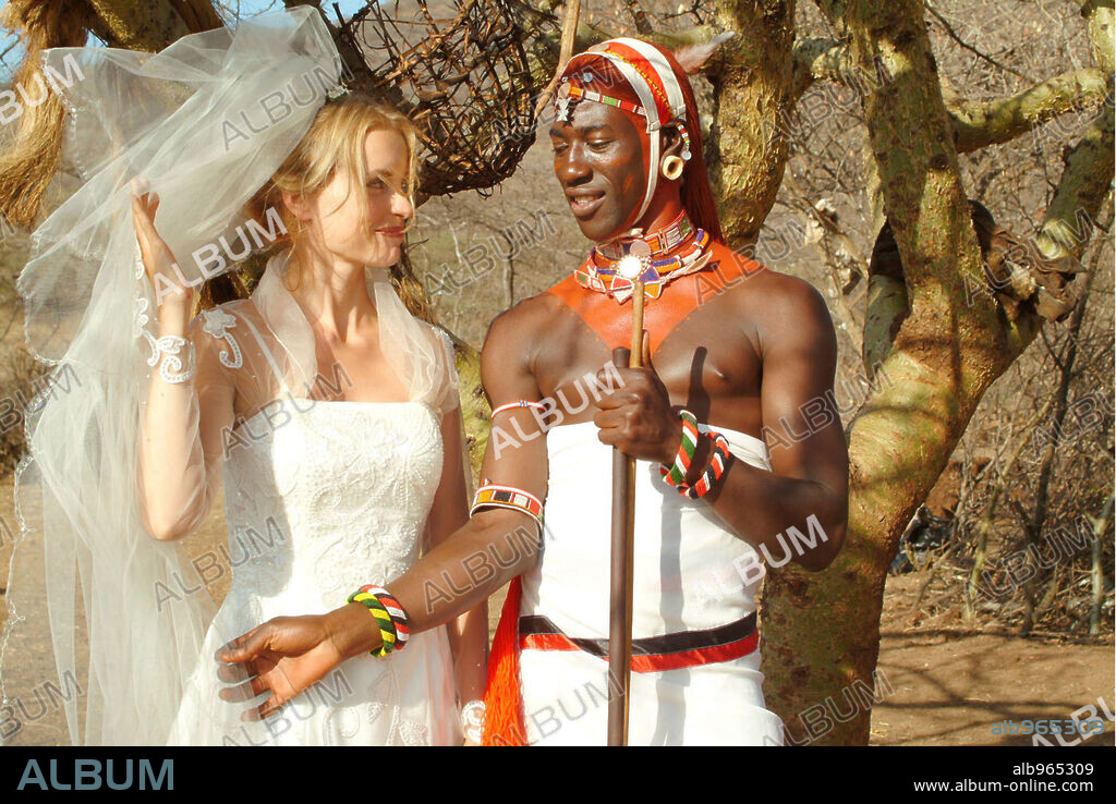 JACKY IDO und NINA HOSS in DIE WEISSE MASSAI, 2005, unter der Regie von HERMINE HUNTGEBURTH. Copyright CONSTANTIN FILM.