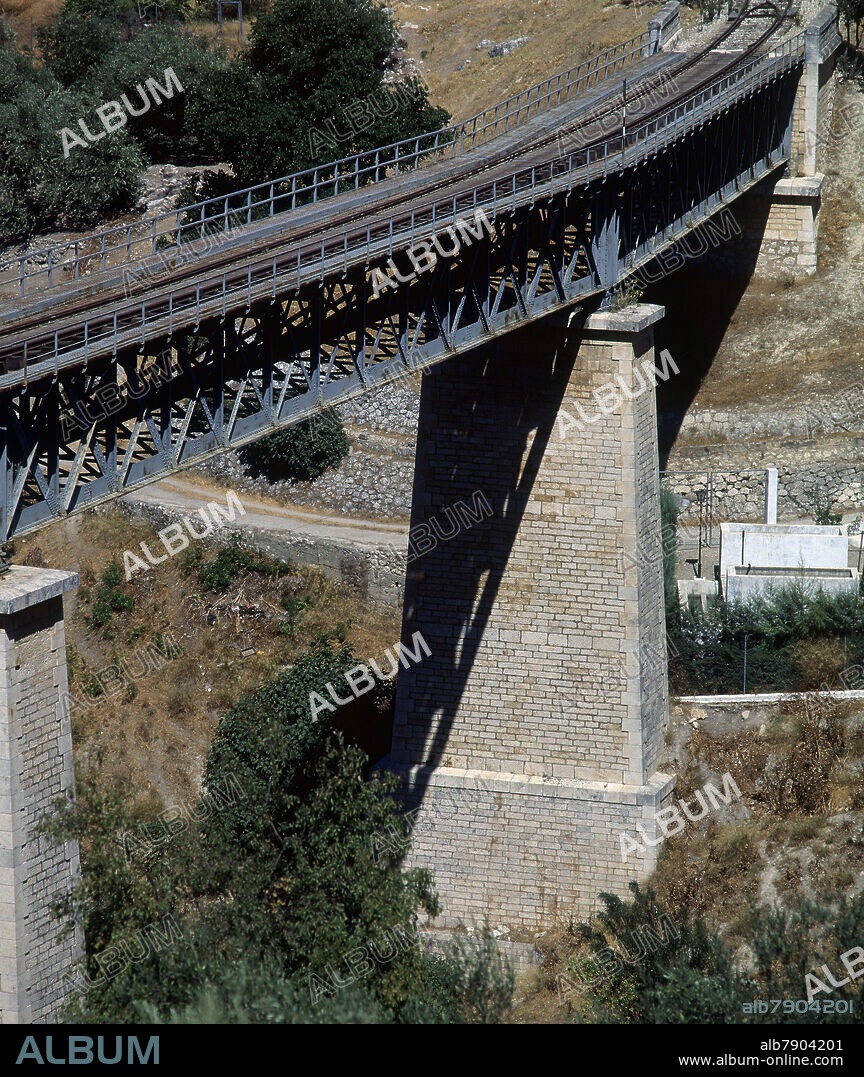 PUENTE-VIADUCTO METALICO DE ZUHEROS-S XIX-VIAS DEL TREN Y PILAR.