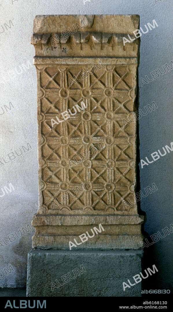 PANEL O PILAR HISPANOVISIGODO - SIGLO VI - DECORACION GEOMETRICA EN RELIEVE.