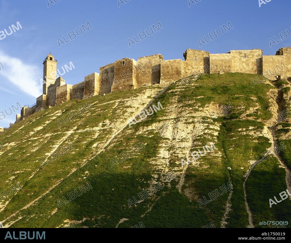 SIRIA. ALEPO. Vista general de la CIUDADELA, cuyo aspecto actual corresponde a los sucesivos trabajos de reconstrucción y fortificación llevados a cabo entre los años 1150 y 1400. La colina sobre la cual se asienta ha sido utilizada con fines defensivos desde la Edad del Bronce (h. 1600 a. C.) .