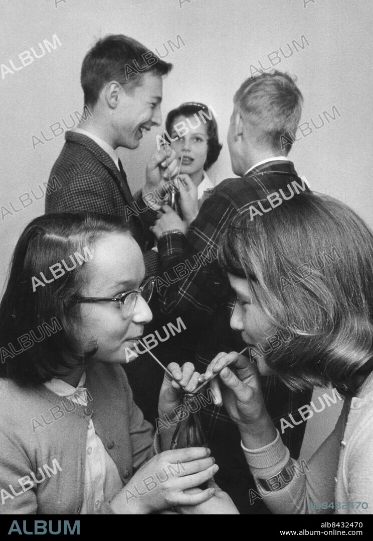 1957.. Orig. bildtext...Pysar och sländor Johan, Ann-Charlotte, Eric, Ulla,Gunilla Anm. Sugrör Profiler Tonåringar Vänner persons: Ann-Charlotte Sjögren ;Eric Sandström ;Gunilla Cassö ;Johan Sandström ;Ulla Blom sites: SVERIGE.