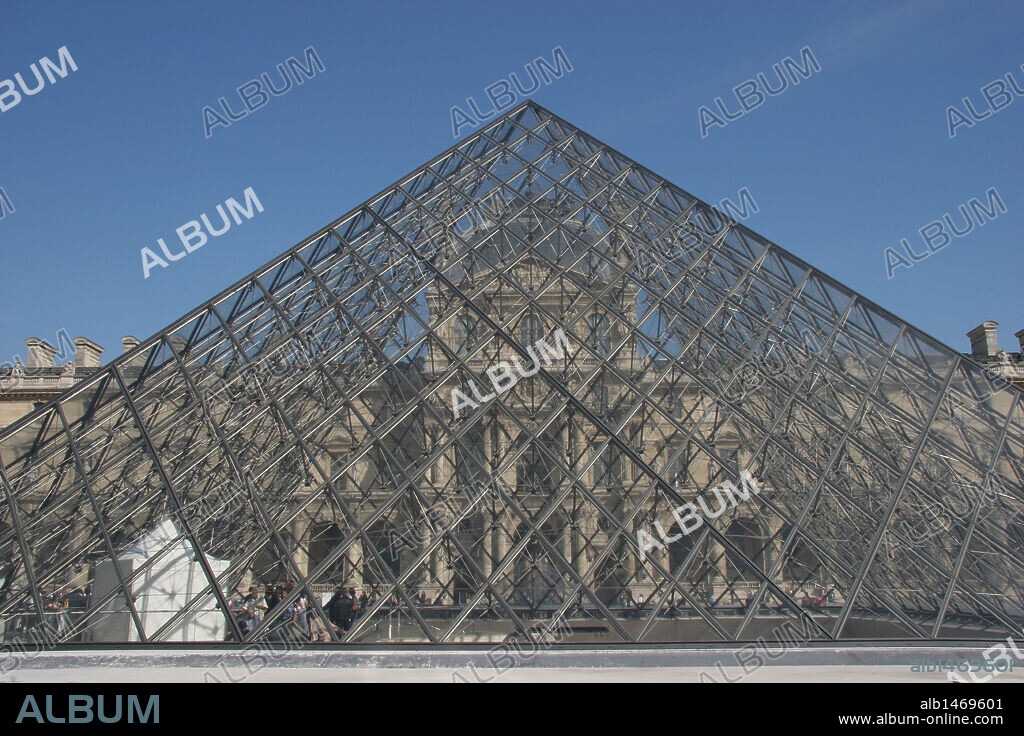 Louvre Museum.  The large glass pyramid. The piramids was designed by the architect Leo Ming Pei, in 1981.  Paris. France. Europe.