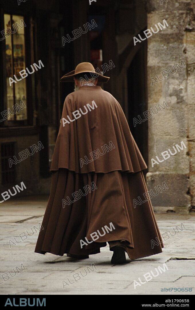PEREGRINO en una calle de la ciudad. SANTIAGO DE COMPOSTELA. Provincia de A Coruña. Galicia. España. (CAMINO DE SANTIAGO).