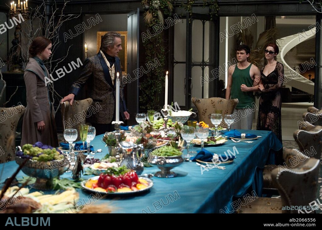 ALDEN EHRENREICH, ALICE ENGLERT, EMMY ROSSUM and JEREMY IRONS in BEAUTIFUL CREATURES, 2013, directed by RICHARD LAGRAVENESE. Copyright WARNER BROS.