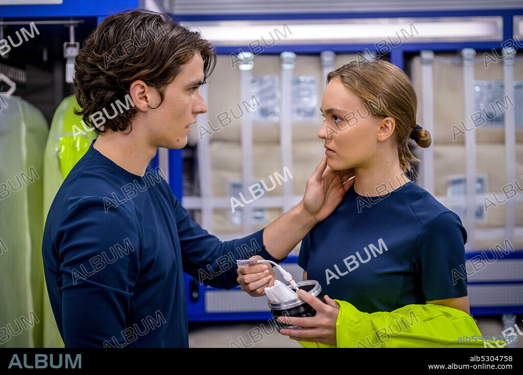 FIONN WHITEHEAD and LILY-ROSE DEPP in VOYAGERS, 2021, directed by NEIL BURGER. Copyright AGC STUDIOS.