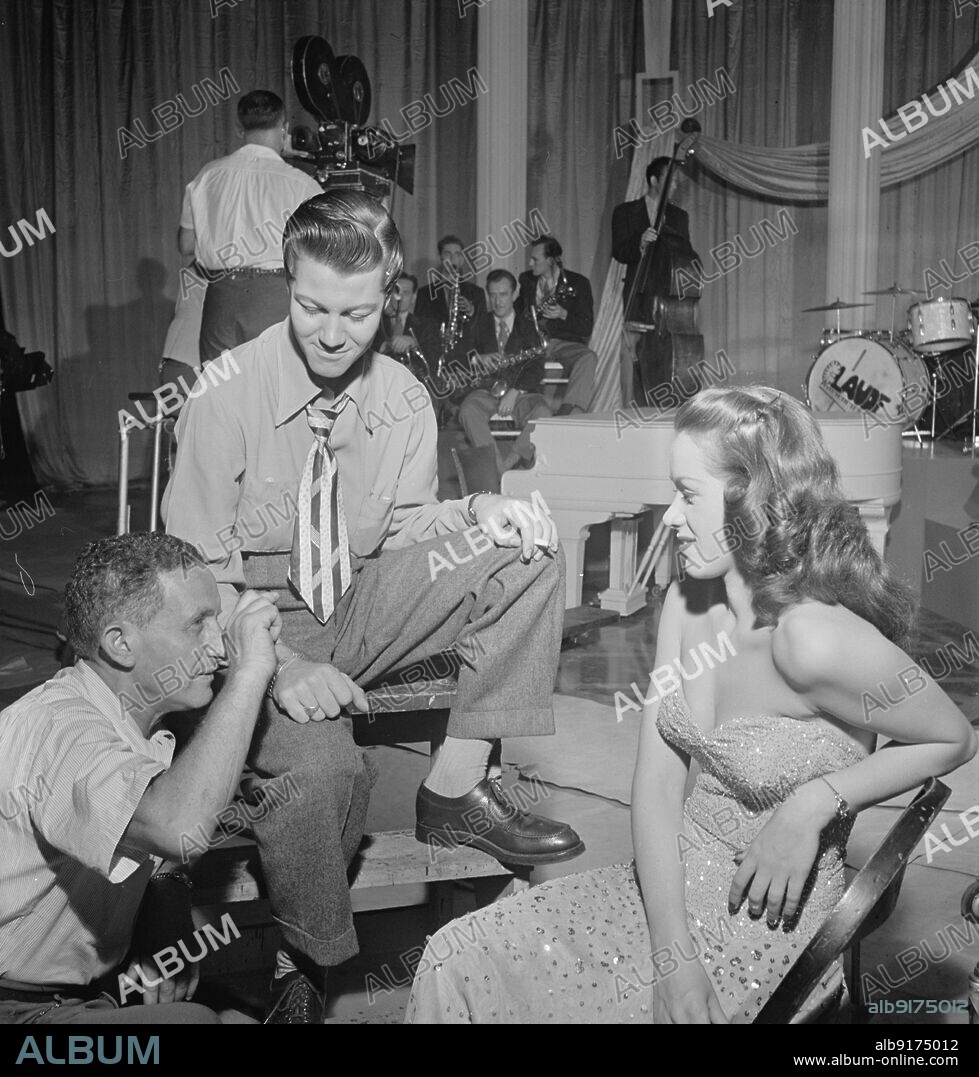 WILLIAM PAUL GOTTLIEB. Portrait of Gene Williams, Fran Warren, Willie Wechsler, Micky Folus, Lee Konitz, Bill Bushing, and Joe Shulman, Columbia Pictures studio, the making of Beautiful Doll, New York, N.Y., ca. Sept. 1947.