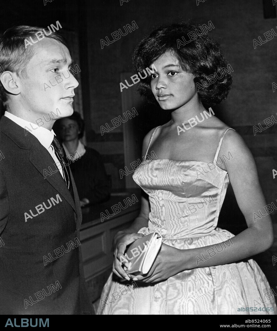 STOCKHOLM 1961-09-14.. Fatima Gerhard, artist, med fästmannen Gösta Ekman, skådespelare, vid en festpremiär på Oscarsteatern.. Foto: Rolf Petterson / AB Text & Bilder / SVT / Kod: 5600. Mapp: Ekman, Gösta J:r.