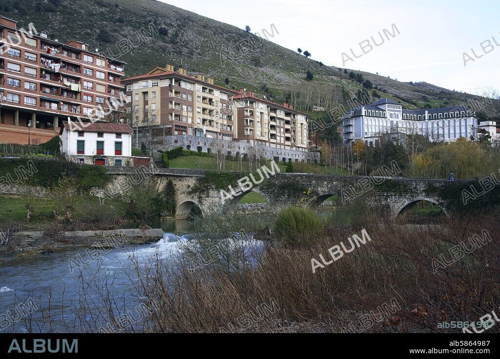 Zestoa / Cestona; pueblo, río Urola y puente medieval.