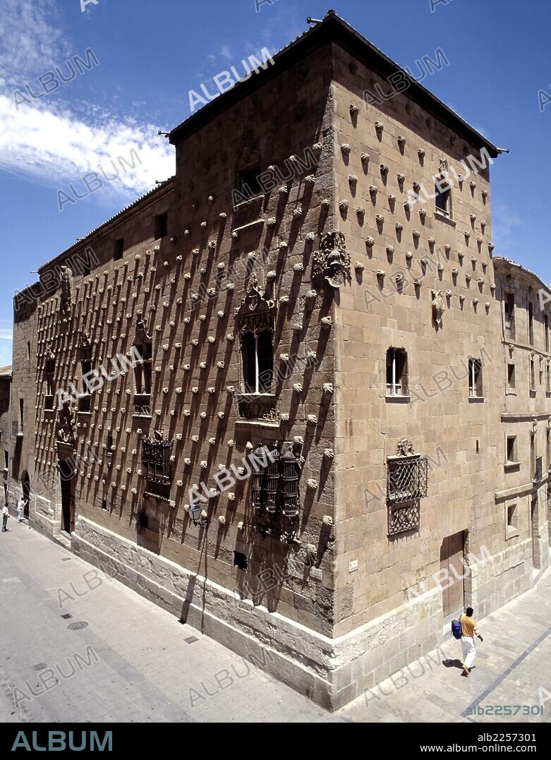 SALAMANCA. CASA DE LAS CONCHAS. ARTE GOTICO CON ELEMENTOS PLATERESCOS HACIA EL AÑO 1517.
