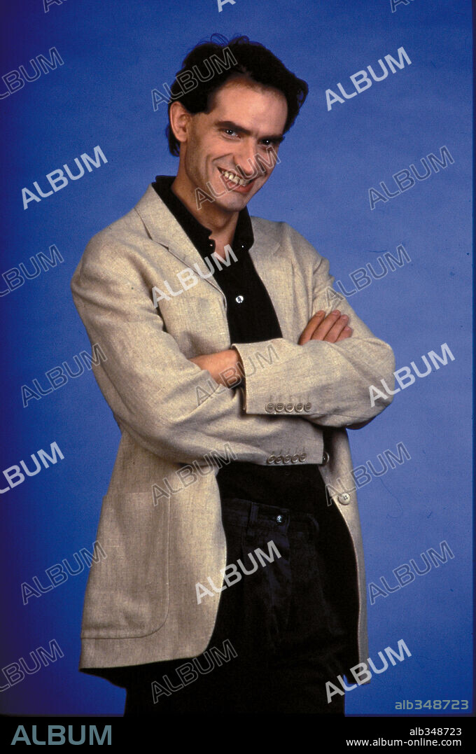 NANCHO NOVO in DILE A LAURA QUE LA QUIERO, 1997, directed by JOSE MIGUEL JUAREZ. Copyright COLUMBIA TRI STAR.