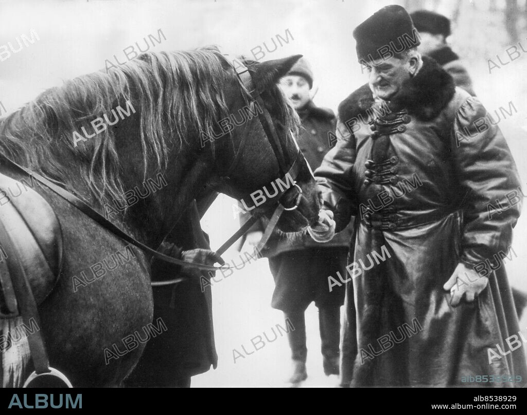 Orig. bildtext... HUNGARIAN REGENT'S TIT-BIT FOR MOUNT AT HUNT. Photo shows: Admiral Horthy, the Hungarian Regent, offers a tit-bit to one of the horses during a hunt in the snowy forests near Godollo, Hungary, with Count Ciano, the Italian Foreign Minister, who is paying a visit to Hungary. December 23rd 1938 Anm. M Horthy, 1868-1957, ungersk militär och politiker, statsöverhuvud - riksföreståndare - 1920-1944 Pälskragar Pälsmössor CD474 persons: MIKLÓS HORTHY sites: UNGERN.