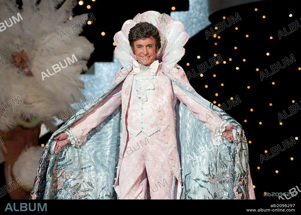 MICHAEL DOUGLAS in BEHIND THE CANDELABRA, 2013, directed by STEVEN SODERBERGH. Copyright HBO FILMS.