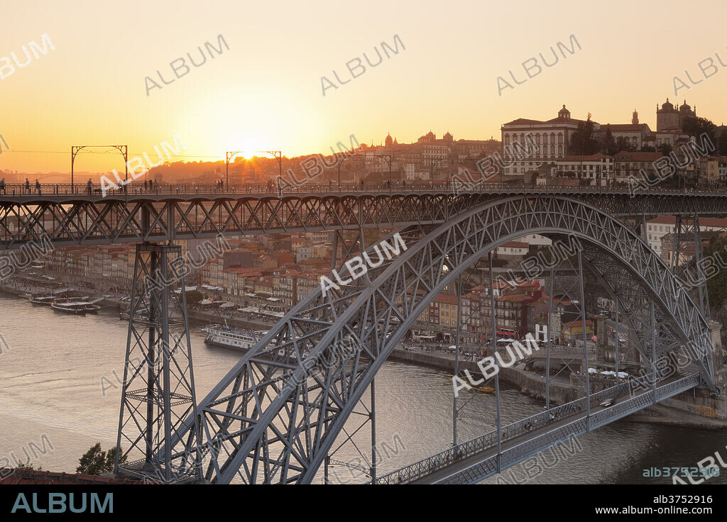 Ponte Dom Luis I Bridge at sunset, Ribeira District, UNESCO World Heritage Site, Porto (Oporto), Portugal, Europe.