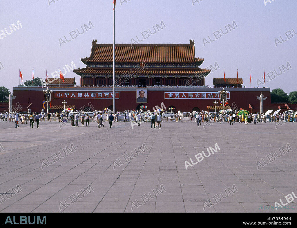 PLAZA DE TIAN-ANMEN-PUERTA DE LA PAZ CELESTIAL ENTRADA A LA CIUDAD PROHIBIDA.