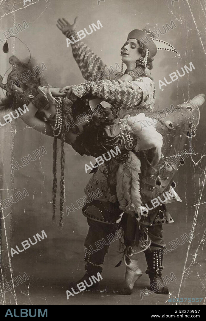 ANONYME. Tamara Karsavina and Michel Fokine in the Ballet The Firebird (L'Oiseau de feu) by I. Stravinsky.