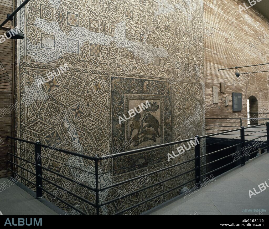 MOSAICO DE LA CAZA DEL JABALI HALLADO EN LA VILLA DE LAS TIENDAS EN LA COMARCA DE MERIDA - SIGLO IV DC.