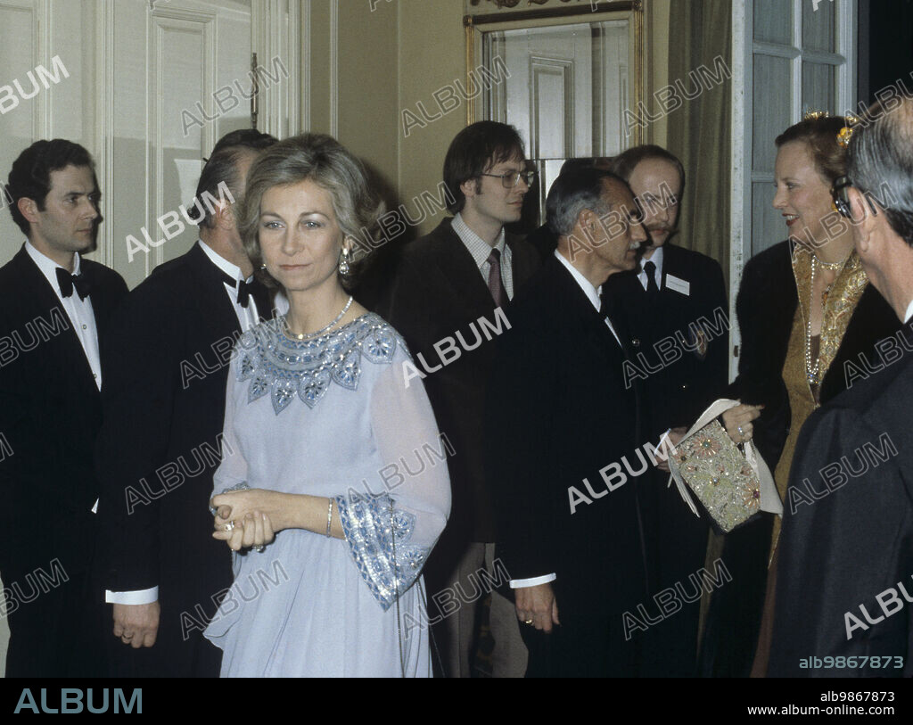 VIAJE REYES DE ESPAÑA A DINAMARCA: Copenhague 18/03/1980.- El rey Juan Carlos y la reina Sofía ofrecen una cena de gala en un hotel de Copenhague, con motivo de la visita oficial que realizan a Dinamarca. EFE/J.M. Pastor/Jacinto Maillo/yv. DENMARK: SPANISH KING AND QUEEN VISIT: COPENHAGEN, 18/03/1980.- Spanish Queen Sofia (L) and Queen Margaret of Denmark (R), are seen during the state banquet held at a hotel in Copenhagen, on the occasion of their official visit to Denmark. EFE/J.M. Pastor/Jacinto Maillo/fs.