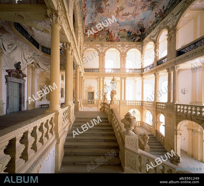 Pommersfelden (Oberfranken), Schloß Weißenstein. (erbaut 1711/18 für Fürstbisch. Lothar Franz v. Schönborn). Innenansicht: Treppenhaus (Arch.: Lukas von Hildebrandt; Ausführung J.Dientzenhofer; Deckenfresko von Johann Rudolf Byß). Foto.