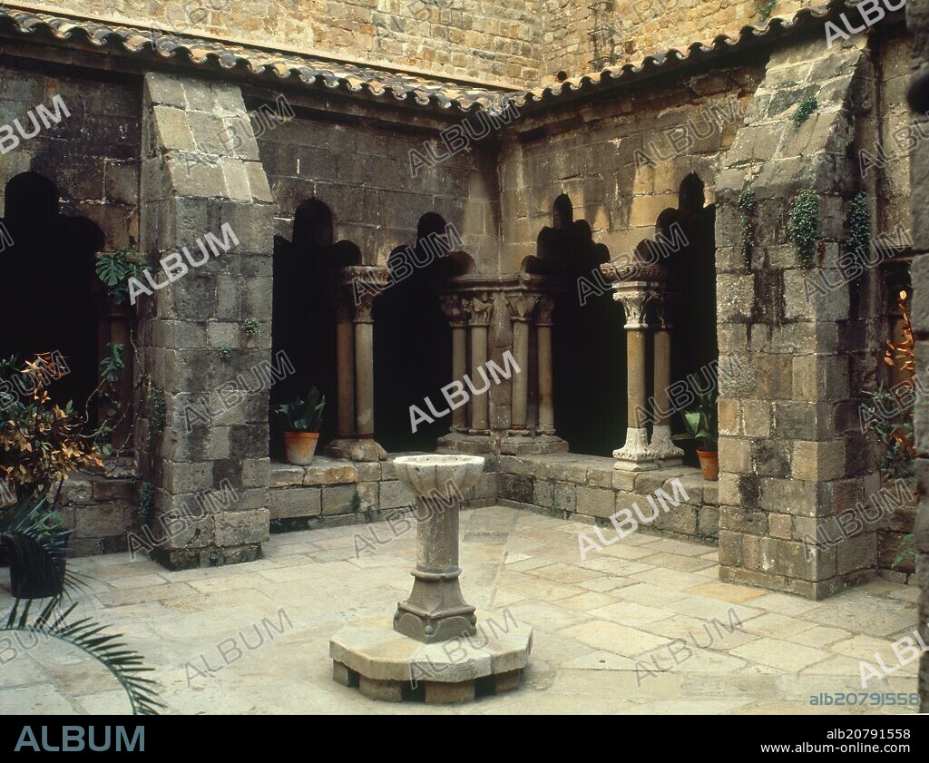 CLAUSTRO RECTANGULAR DEL SIGLO XIII - ARCADAS TRILOBULADAS - ARQUITECTURA GOTICA.