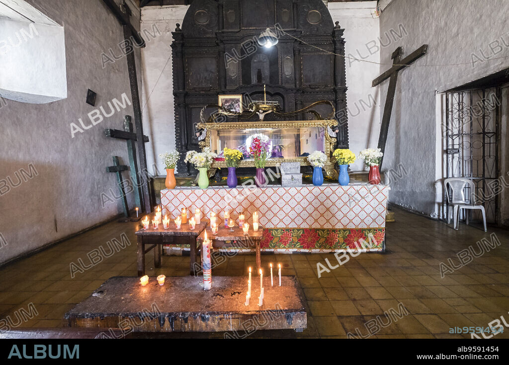 velas votivas, Iglesia de la Capilla del Calvario del Señor Sepultado, Santo Tomás Chichicastenango, República de Guatemala, América Central.