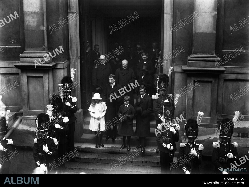 ARKIV 1920. Kronprins Gustaf Adolf med barnen prinsessan Ingrid, prins Sigvard och prins Gustaf Adolf efter sorgegudstjänsten i Storkyrkan vid kronprinsessan Margaretas död.. Crownprince Gustaf Adolf with the children, princess Ingrid, prince Sigvard and prince Gustaf Adolf after the morning service in honour of Crown Princess Margareta.. Foto: TT Historical/1900. SCANPIX SWEDEN.