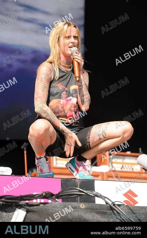 Jennifer Rostock live beim Hurricane Festival 2012.