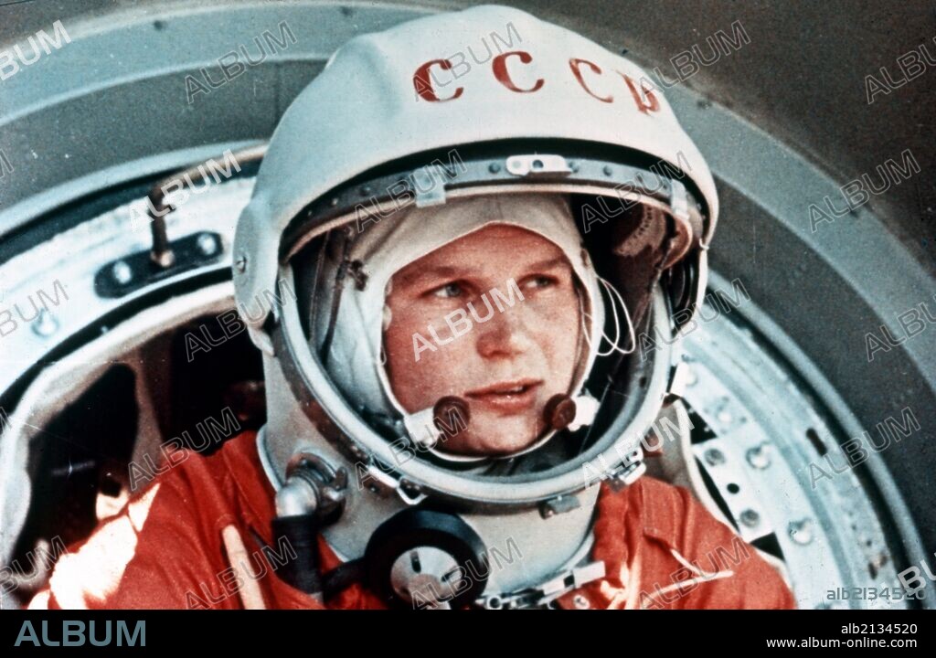 Vostok 6, soviet cosmonaut valentina tereshkova, the first woman in space, in front of the vostok capsule, june 1963. 01/02/1963