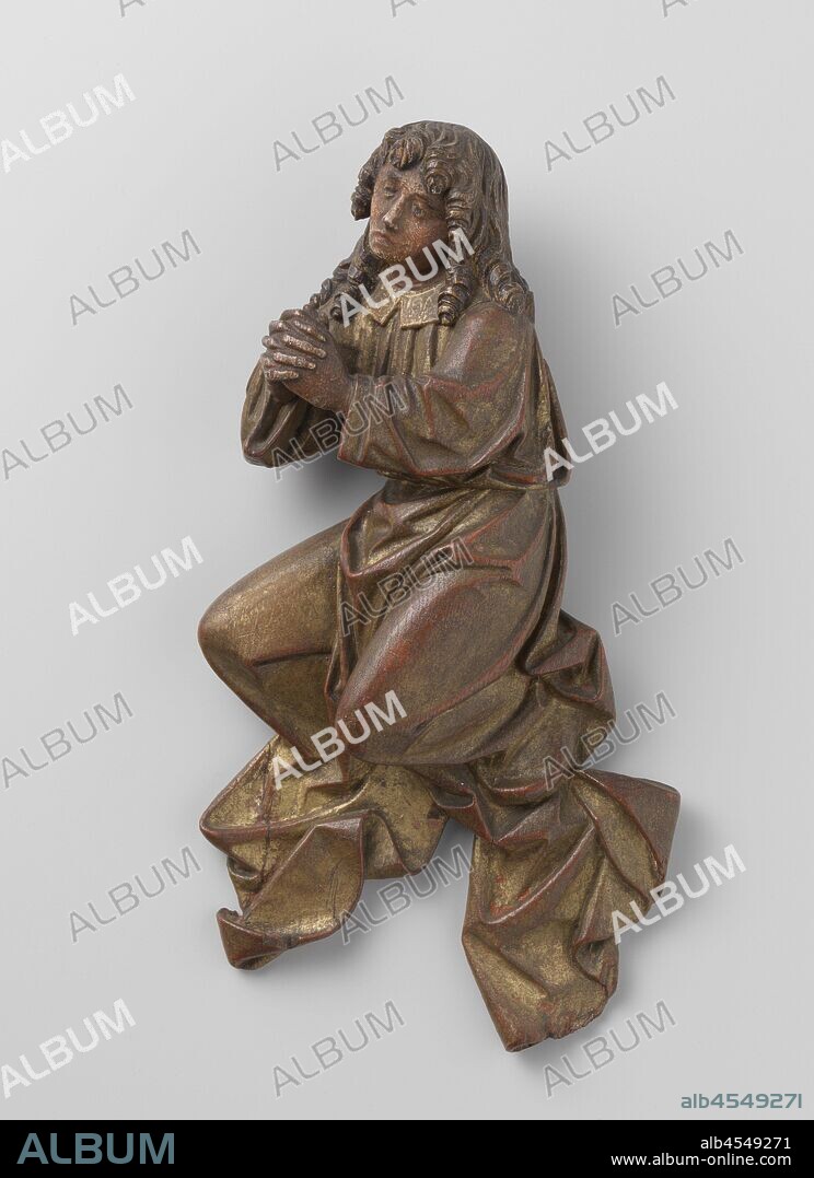 Floating angel, The angel is turned three-quarters to the left in floating position with knees raised. He holds the head on which long pipe curls hang slightly sideways and has his hands folded. The facial expression is sad. The shirt with collar, which is looped around the waist, covers both feet and hangs down from there., anonymous, Northern Netherlands, c. 1515, oak (wood), gilding, h 29 cm × w 15 cm × d 6 cm.
