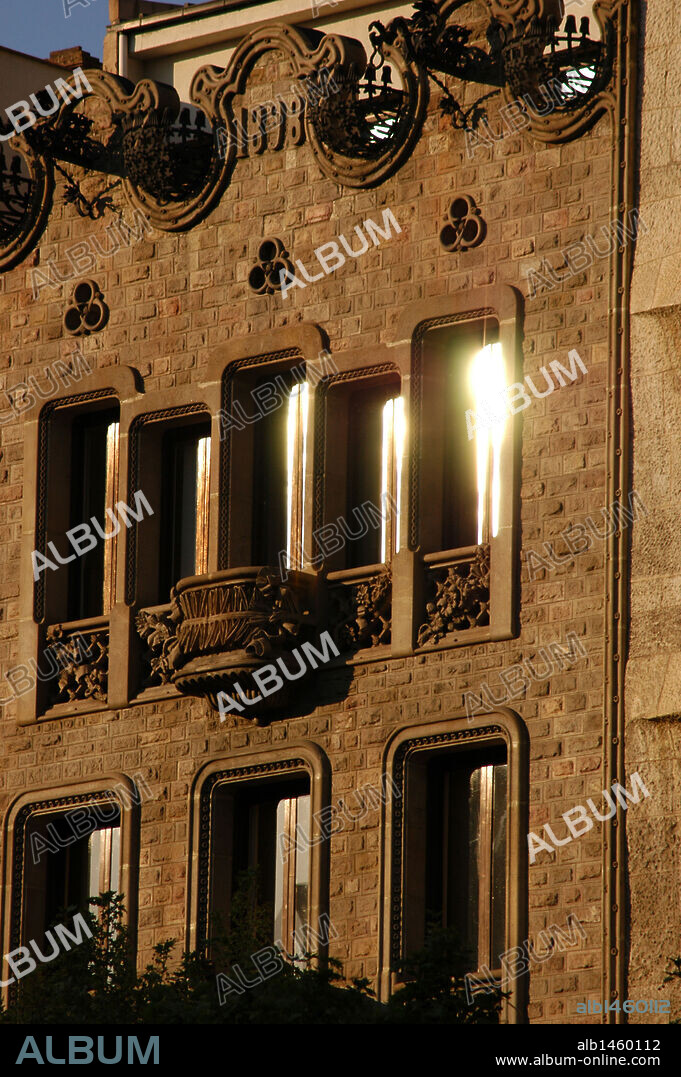 ARTE S. XIX. MODERNISMO. ESPAÑA. ANTONI ROVIRA I RABASSA (1845-1919). Arquitecto español. 'CASA CODINA' (1898). Se encuentra en el Passeig de Gràcia. Barcelona. Cataluña.