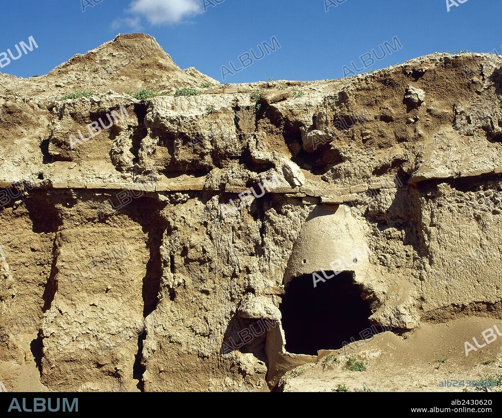 MESOPOTAMIA. SIRIA. (SEGUNDA MITAD DEL II MILENIO). CIUDAD DE MARI. Antigua población de la orilla derecha del Eufrates. Conquistada por Eannatum de Lagash y saqueada por Sargón de Akkad. Vista parcial de uno de los muros de una habitación, con chimenea de adobe. Alrededores de la actual Aboû Kemâl.