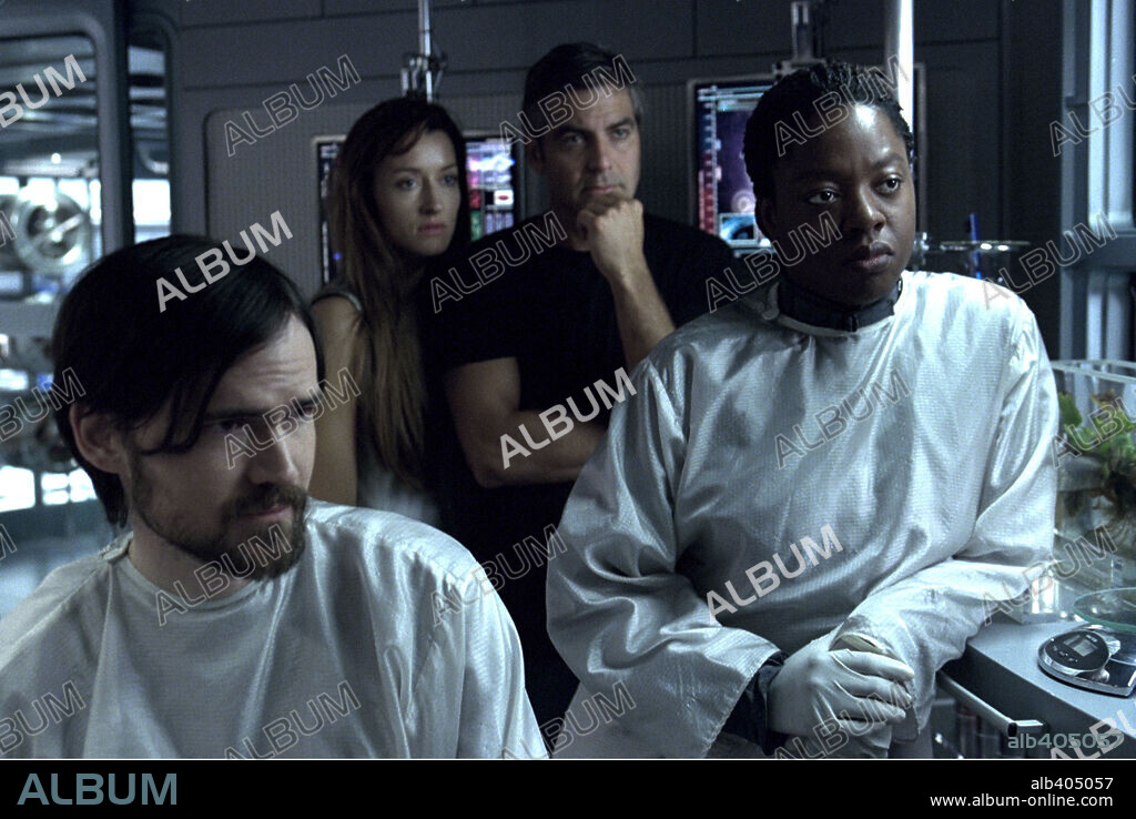 GEORGE CLOONEY, JEREMY DAVIES, NATASCHA McELHONE and VIOLA DAVIS in SOLARIS, 2002, directed by STEVEN SODERBERGH. Copyright 20TH CENTURY FOX / MARSHAK, BOB.