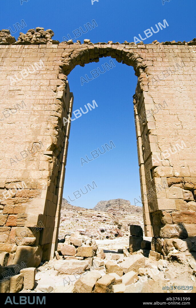 Qasr al-Bint Firaun (Temple of Oushares), Petra, UNESCO World Heritage Site, Jordan, Middle East.