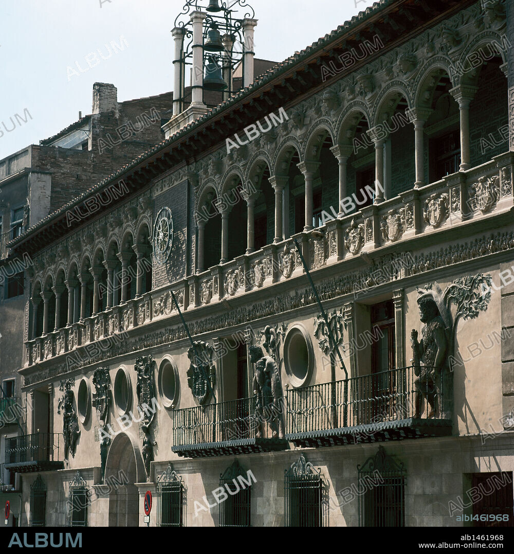ARTE RENACIMIENTO. ESPAÑA. S. XVI. AYUNTAMIENTO DE TARAZONA. Detalle de la fachada del edificio decorada con diversos relieves con motivos mitológicos y fantásticos, rematados por un friso historiado y una galería de estilo veneciano. Tarazona. Provincia de Zaragoza. Aragón.