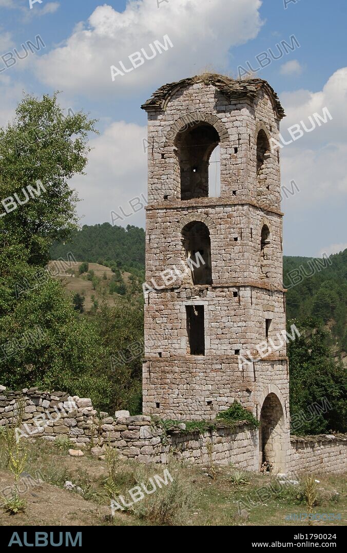 IGLESIA DE LA DORMICION DE LA VIRGEN (Shën Marisë), edificada en el s. XVIII. Vista de la TORRE-CAMPANARIO. Voskopoja. República de Albania.