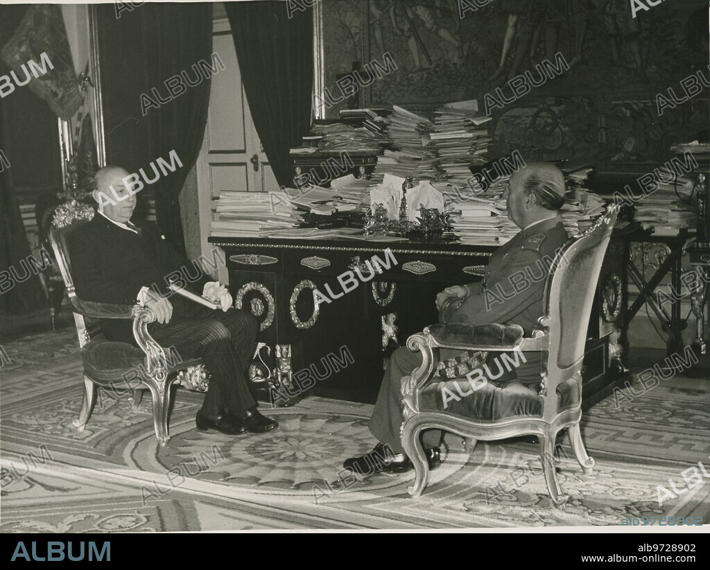 El Pardo (Madrid), December 1961. Juan Ignacio Luca de Tena, new ambassador of Spain in Greece, is received in audience by HE the Head of State Francisco Franco, to whom he presented a copy of the "Graphic History" ( 1981-1960), published by Prensa Española.