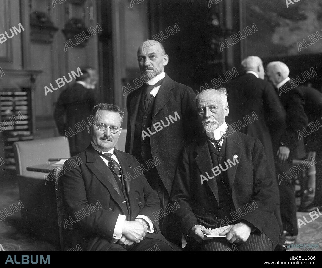 TYSKLAND BERLIN 1924-10. Orig. bildtext... VOM 23. WELTFRIEDENSKONGRESS IN BERLIN. Nach der Eröffnungssitzung im Reichstags: Von links nach rechts: Abg. Paul Loebe, Hellmuth v. Gerlach, Professor L. Quidde. Foto: John Graudenz / Svenska Bildcentralen / AB Text & Bilder / SVT / kod:5600 Mapp: Löbe, Paul P Löbe, 1875-1967, tysk socialdemokrat, riksdagspresident 1925-1932. H von Gerlach, 1866-1935, tysk journalist. L Quidde, 1858-1941, tysk historiker, politiker och pacifist, fick Nobels fredspris tillsammans med Ferdinand Buisson 1927. Trio Pascifister Världsfredskongress persons: HELLMUT VON GERLACH;LUDWIG QUIDDE;PAUL LÖBE sites: BERLIN;TYSKLAND PhotoDate:1924-10-??.